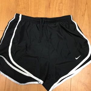 Nike women’s tempo short